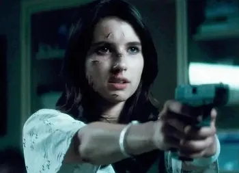 Jill points a gun in Scream 4